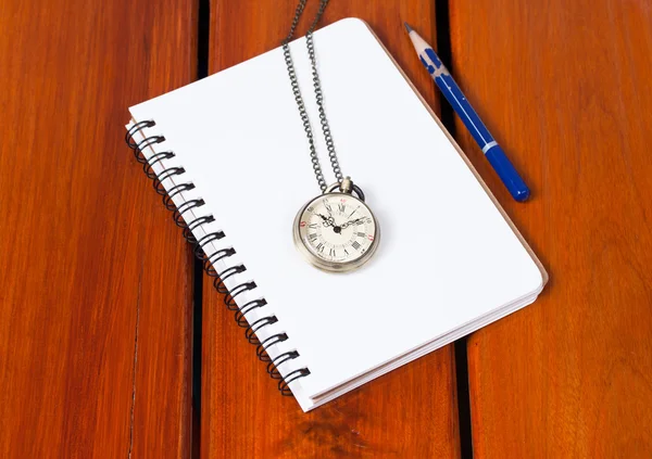 Pamiętnik i kieszeni zegarek na stole — Zdjęcie stockowe