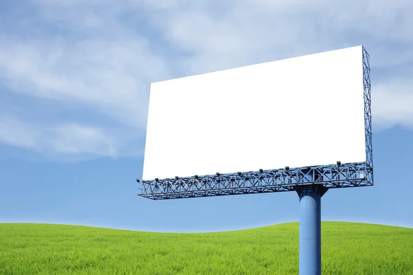 Pusty billboard na błękitnym niebie — Zdjęcie stockowe