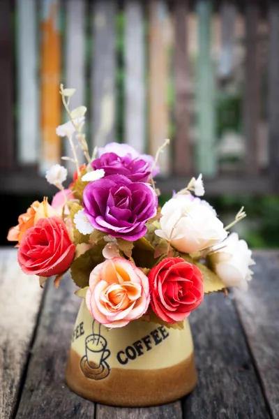 Kwiaty w wazonie na stole — Zdjęcie stockowe
