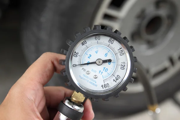 자동차 타이어 압력 측정을 위한 압력 게이지 — 스톡 사진