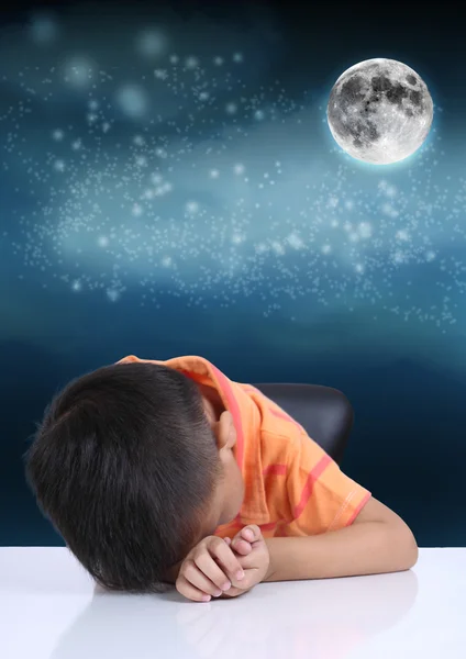 Ragazzino che dorme di notte nella luna piena — Foto Stock