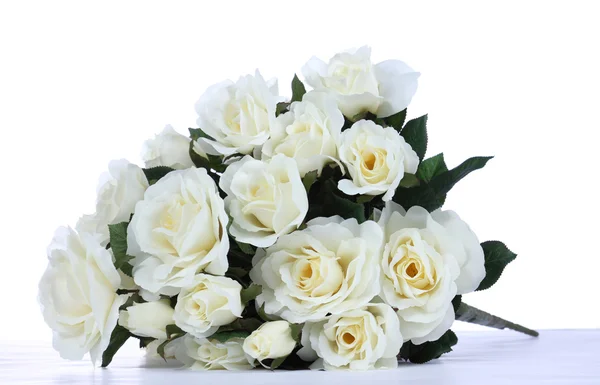 白いテーブルに白いバラ — ストック写真