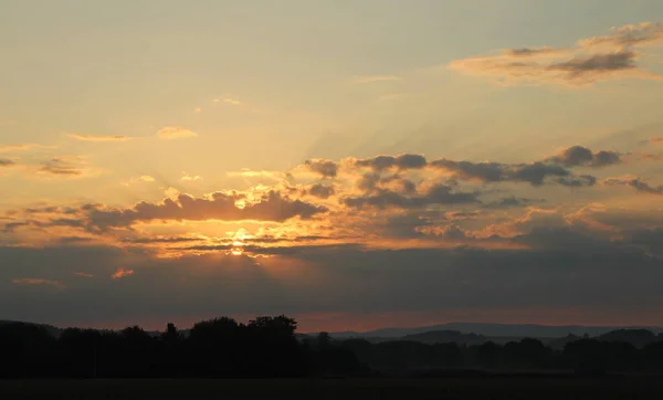 Land Himmel Natur Wolken Sonnenaufgang Sonnenuntergang Gewitterwolken Sonnenstrahlen Die Sonne — Stockfoto