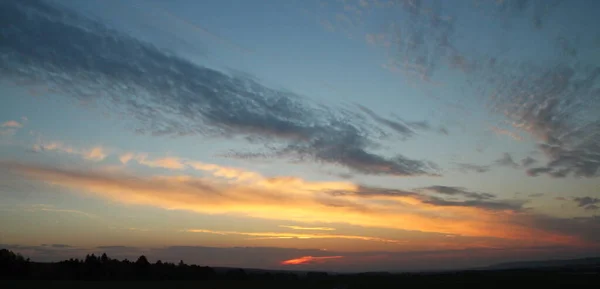 Land Himmel Natur Wolken Sonnenaufgang Sonnenuntergang Gewitterwolken Sonnenstrahlen Die Sonne — Stockfoto