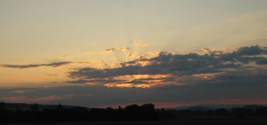 Ülke, Gökyüzü, Doğa, Bulutlar, Gündoğumu, Günbatımı, Fırtına, Güneş ışınları Bulutların arkasındaki güneş, Hava, Şafak 
