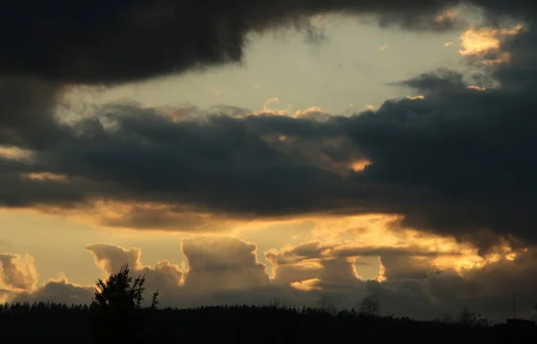 Land Himmel Natur Wolken Sonnenaufgang Sonnenuntergang Sturm Wolken Sonnenstrahlen Die — Stockfoto