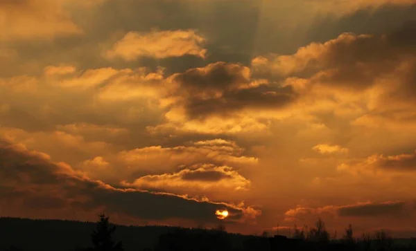 Land Himmel Natur Wolken Sonnenaufgang Sonnenuntergang Sturm Wolken Sonnenstrahlen Die — Stockfoto