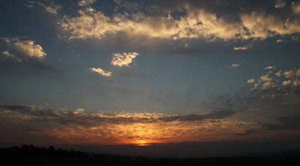 Landhimmel Natur Wolken Sonnenaufgang Sonnenuntergang Sturm Wolken Sonnenstrahlen Die Sonne — Stockfoto