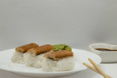 Japon yemeği mi? Yılanbalıklı suşi.