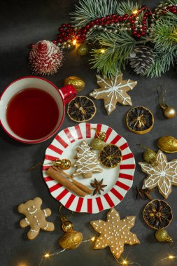 Karanlık bir arkaplanda noel süslemeleri.