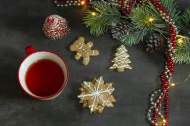 Bir fincan kahve ve Noel süslemeleri.