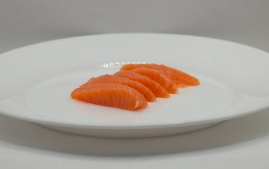 Beyaz çanak üzerinde somon balığı