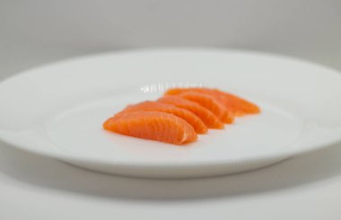 Beyaz arkaplanlı somon filetosu