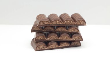 Çikolatalı çikolata beyaza izole edilmiş.