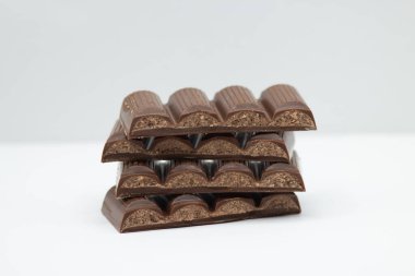 Beyaz arka planda bir kutuda çikolatalı şekerler