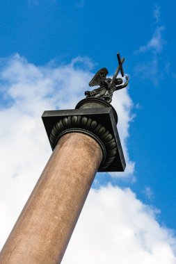 Dikilitaş bir melek ile