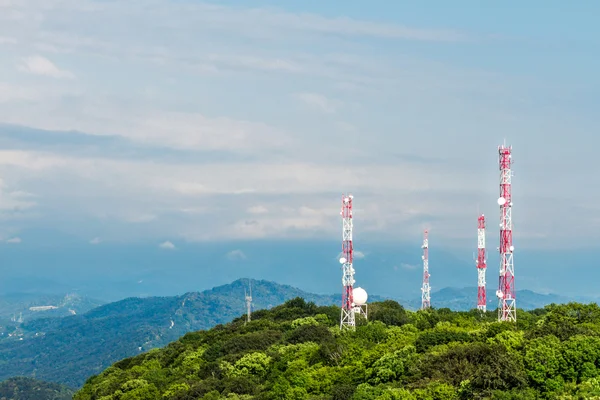 Bir tepe üzerinde radyo bağlantı pilonlar — Stok fotoğraf
