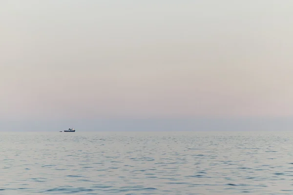 Das Schiff auf hoher See Stockfoto