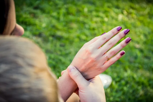 El anillo en la mano de una chica — Foto de Stock