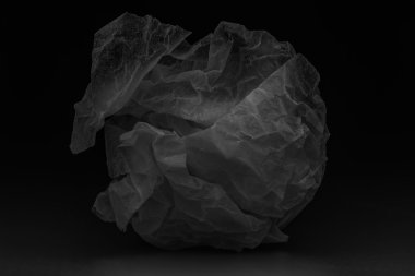 Siyah arkaplan üzerine buruşuk kağıt