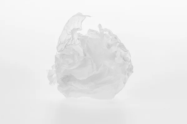 Zerknülltes Papier auf weißem Hintergrund — Stockfoto