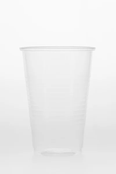 Tazza di plastica su uno sfondo bianco — Foto Stock