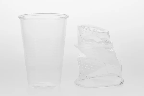 Tazza di plastica su uno sfondo bianco — Foto Stock