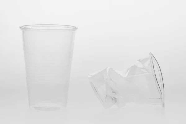 白い背景の上のプラスチック製のコップ — ストック写真