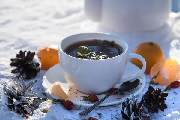 蜂蜜と熱いお茶のカップ ハーブと 冬の森の中でみかん 雪の上 クリスマスの概念はまだ生きている クリスマス — ストック写真