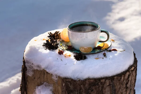 蜂蜜と熱いお茶のカップ ハーブと 冬の森の中でみかん 雪の上 クリスマスの概念はまだ生きている クリスマス — ストック写真