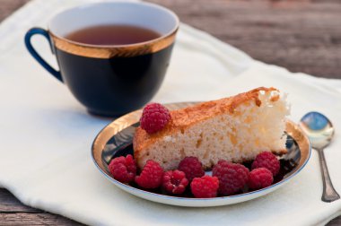 Ahududu ve çay pasta