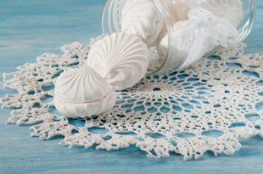 tarçın ve dantel peçete üzerinde marshmallows çay