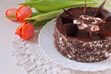 tilips tarihinde dantel peçete ile çikolatalı kek