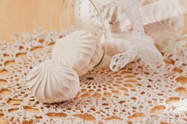 Marshmallow dantel peçete üzerinde