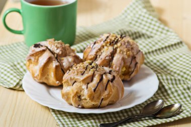 çay bardağı ile tabloda lezzetli eklerleri