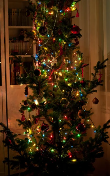 Illuminated Christmas tree at night — Stock Photo, Image