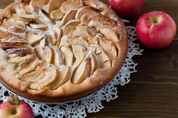 Apple pie on the wooden backgraund — Stock Photo, Image