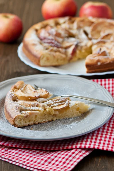 Tarte aux pommes sur le fond en bois — Photo