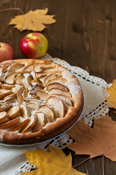 Apfelkuchen auf dem hölzernen Untergrund — Stockfoto