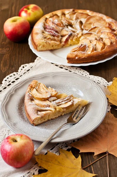 Tarte aux pommes sur le fond en bois — Photo