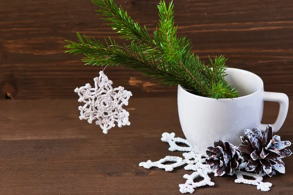 Kerstmis concept (decoratie). Haak Kerstmis sneeuwvlok opknoping Christmas tree branch — Stockfoto