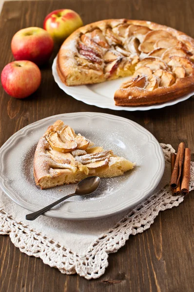 Tarte aux pommes sur le fond en bois — Photo