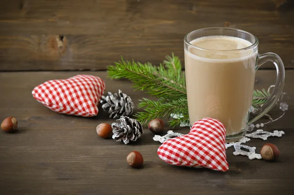 Kerstmis concept (decoratie). Kopje koffie met rood zelfgemaakte hart op rustieke houten achtergrond — Stockfoto
