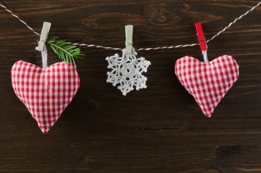 Kar tanesi üzerinde ahşap backgraund ile ev yapımı Kalpler