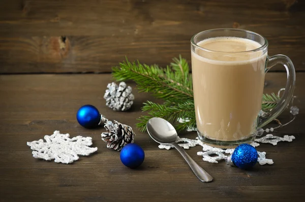 Concetto di Natale (decorazione). Tazza di caffè con palla blu su sfondo rustico in legno — Foto Stock