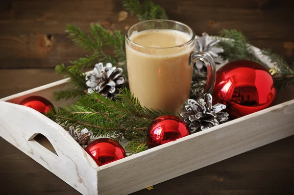 Kerstmis concept (decoratie). Kopje koffie met rode bal op rustieke houten achtergrond — Stockfoto