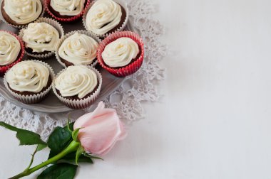 dantel beyaz tablo üzerinde cupcakes