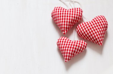 Beyaz ahşap backgraund ev yapımı kırmızı Kalpler