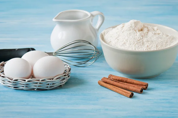 Ingredients and tools to make a cake, meal, eggs and cinnamon — Stock Photo, Image