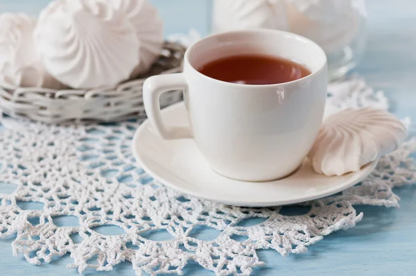 Cup of tea with cinnamon and marshmallows on the lace napkin — Stock Photo, Image